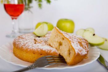 Бисквитный пирог с яблоками в мультиварке