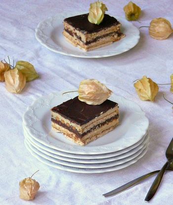 Бисквитный торт с ванилью, ганашем и шоколадом