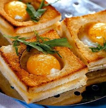 Горячий бутерброд с яичницей внутри