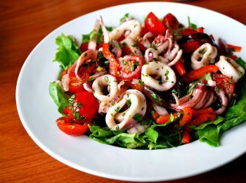 Греческий салат с кальмарами и овощами