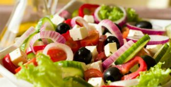 Греческий салат с тортильями и бараниной