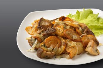Картофель жареный с белыми грибами и луком