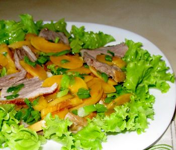 Праздничный салат с утятиной и персиками
