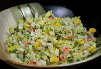 Салат из капусты и крабовых палочек