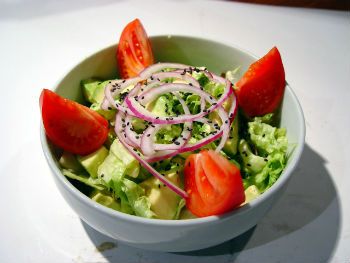 Салат из овощей и авокадо