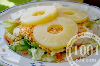 Салат с ананасами, белым сыром и чесноком