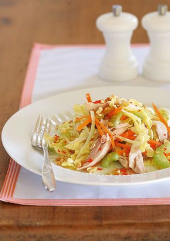 Салат с кальмарами и белокочанной капустой