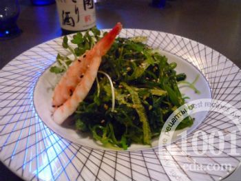 Салат с морской капустой, креветками и оливковым маслом