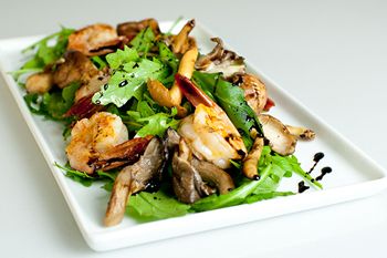Салат с жареными креветками и солеными грибами