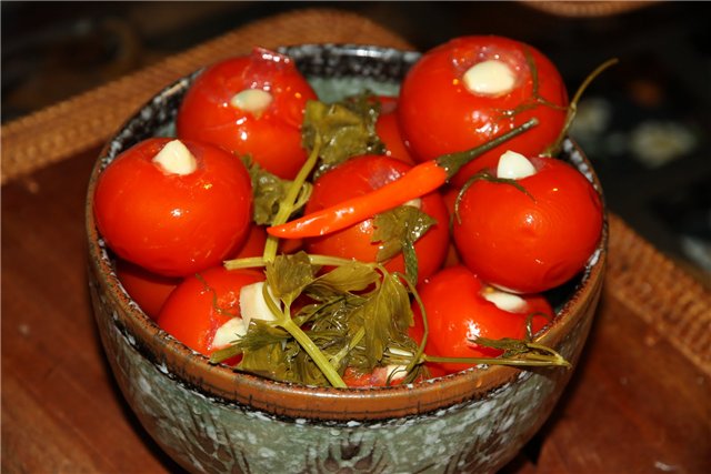 Соленые помидоры с чесноком внутри