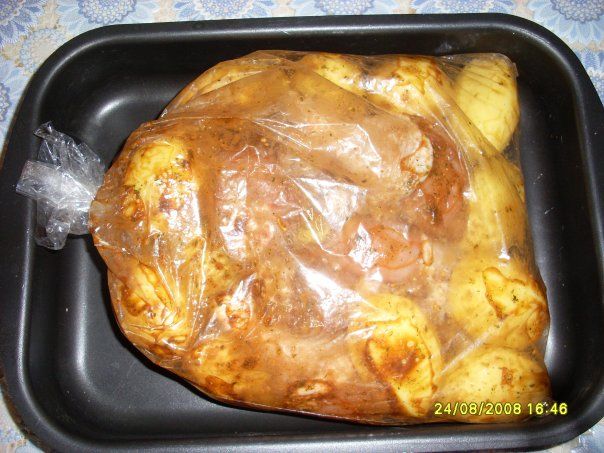 Куриная голень в духовке с картошкой врукаве