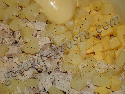 Салат с курицей и ананасами и маринованным луком и сыром