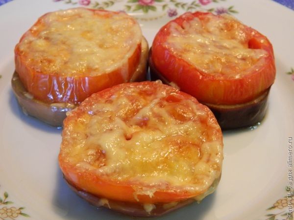 Баклажаны жареные с помидорами и сыром