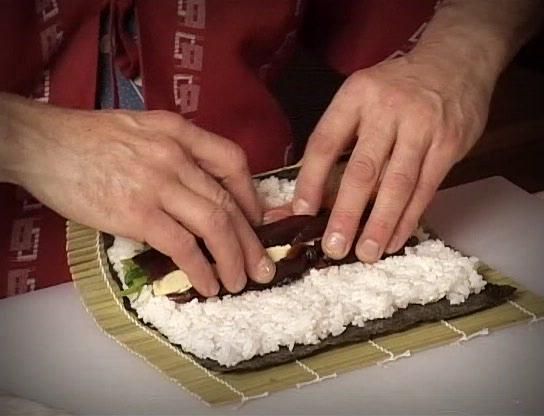 Как делают суши видео