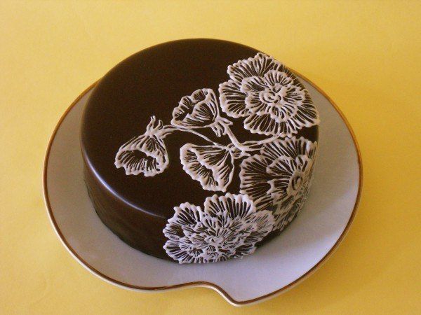 Как красиво украсить шоколадный торт