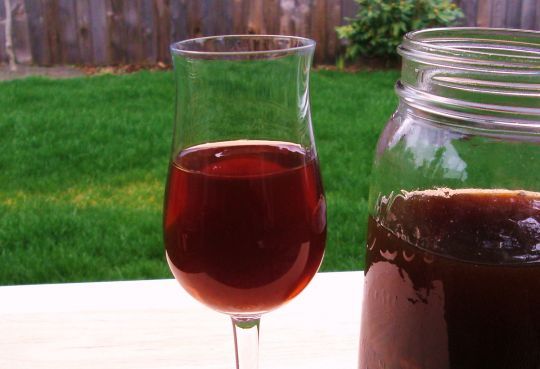 Как приготовить вино из черной смородины в домашних условиях