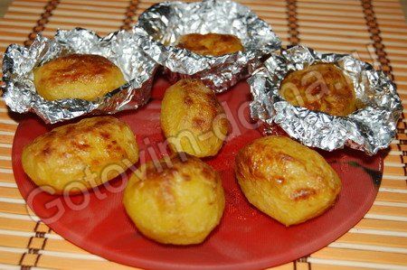Картошка запеченная в духовке в фольге