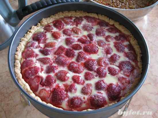 Открытый пирог с ягодами из дрожжевого теста