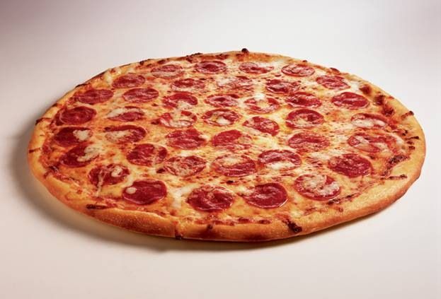 Пицца с колбасой фото