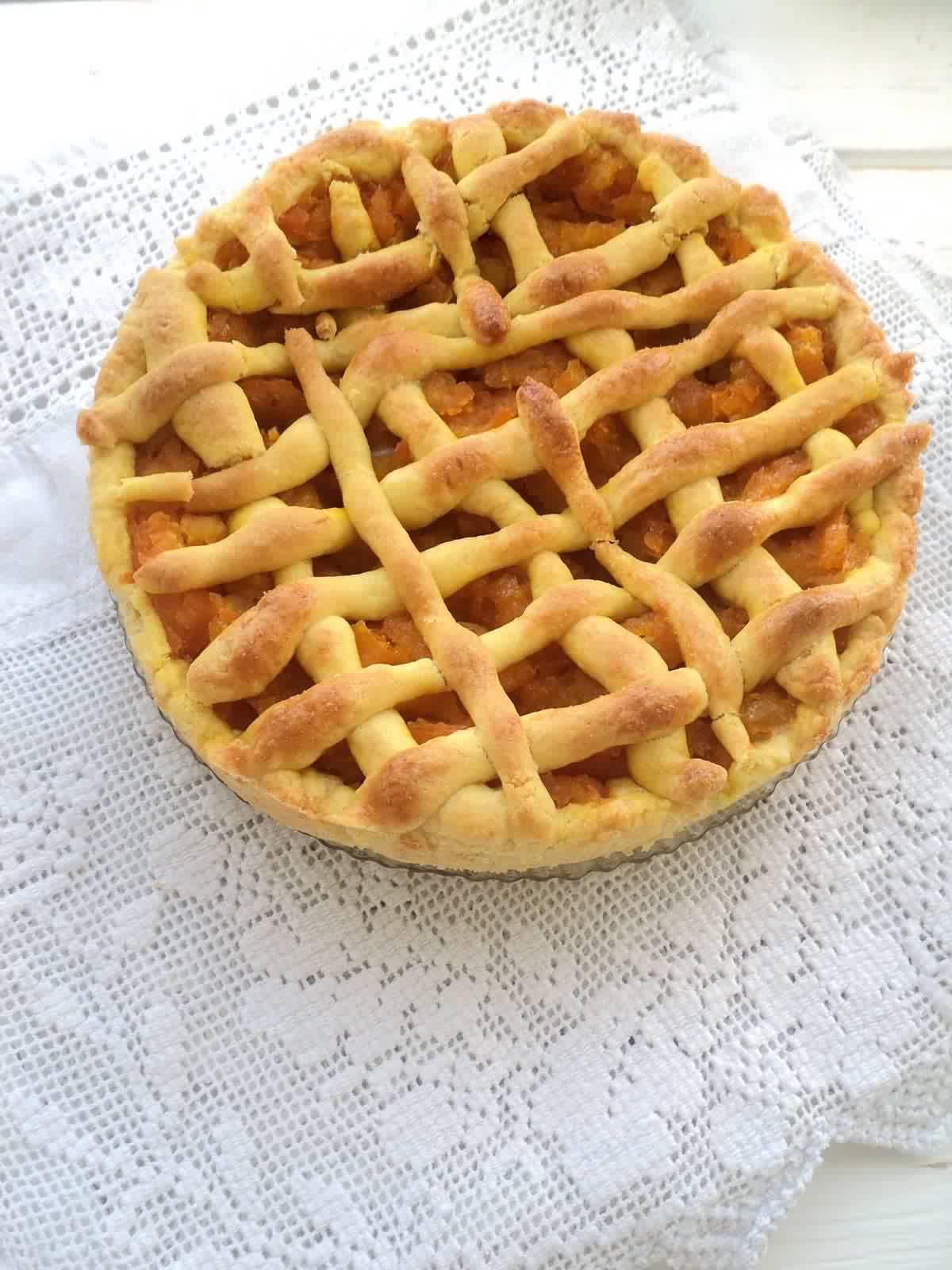 Пирог из песочного теста с яблоками