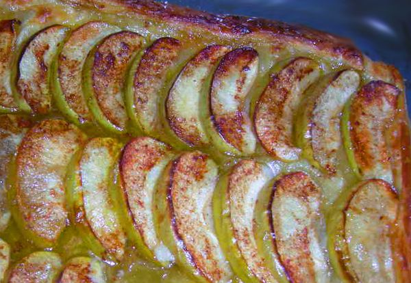 Пирог с яблоками из слоеного теста