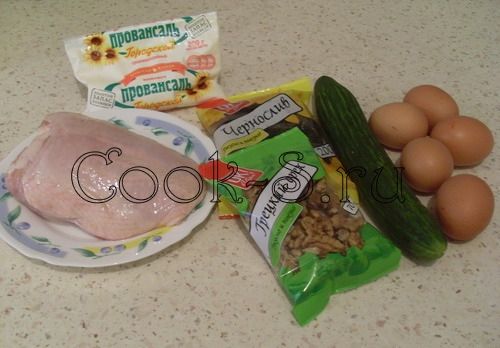 Салат из курицы с огурцом и черносливом рецепт