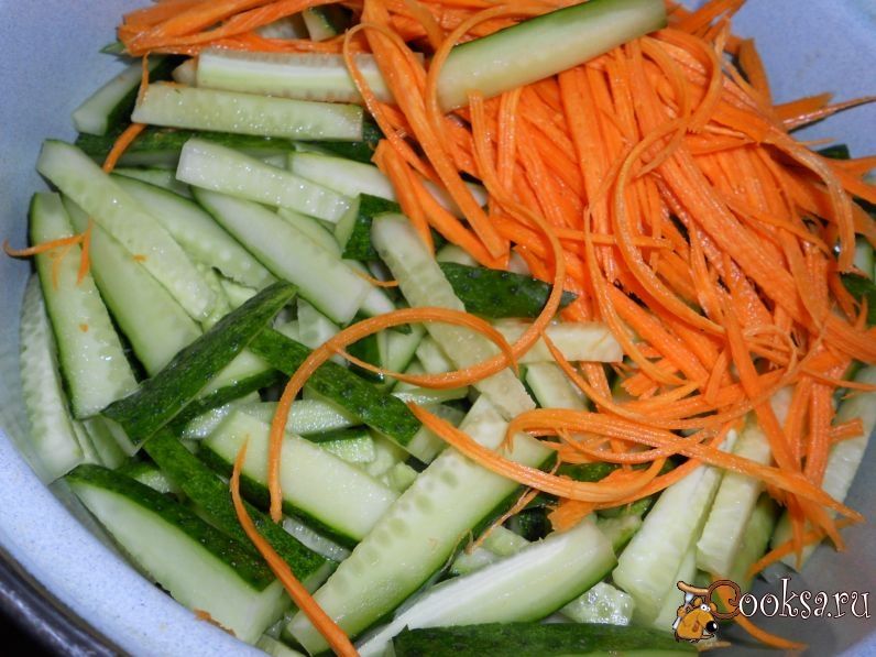 Салат из огурцов на зиму с морковью