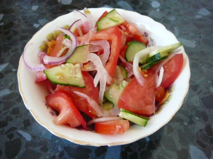 Салат из помидоров огурцов