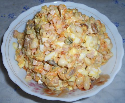 Салат из вареной колбасы и фасоли