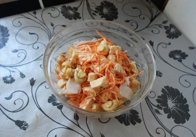 Салат с корейской морковью и копченой курицей и грибами