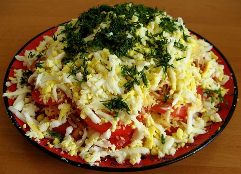 Салат с красной рыбой и помидорами и сыром