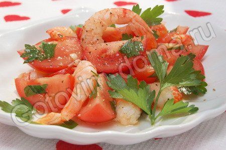Салат с креветками и помидорами