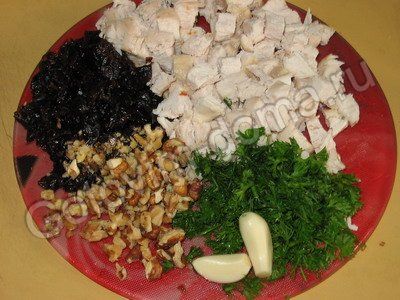Салат с курицей и черносливом и грецкими орехами