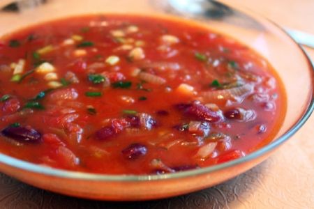 Суп из белой консервированной фасоли в томатном соусе