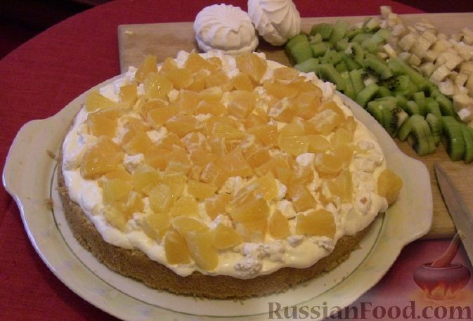 Торт бисквитный с фруктами и сметанным кремом