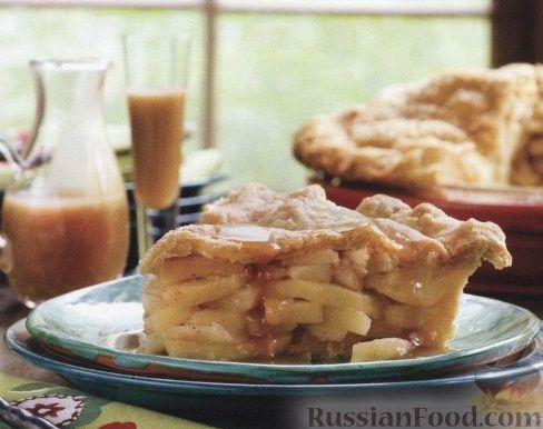 Яблочный пирог с карамельным соусом