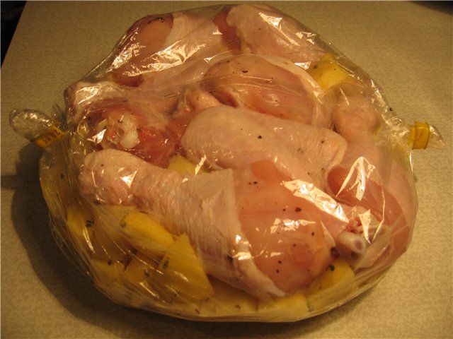 Голень куриная в духовке с картошкой в рукаве по шагово