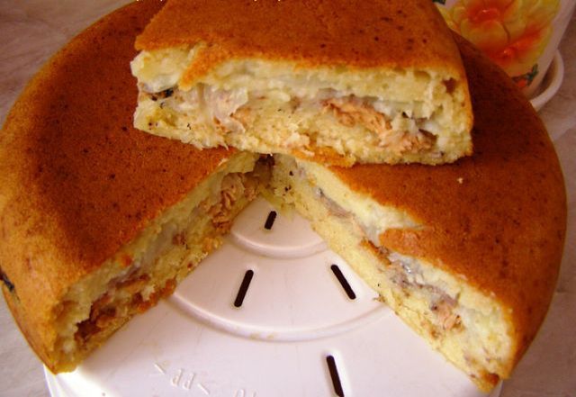 Пирог с консервированной рыбой в мультиварке